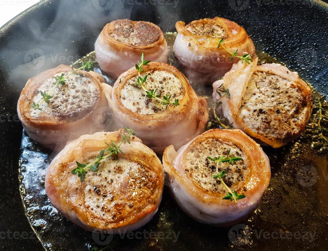 varkenshaas omwikkeld met spek en salade foto