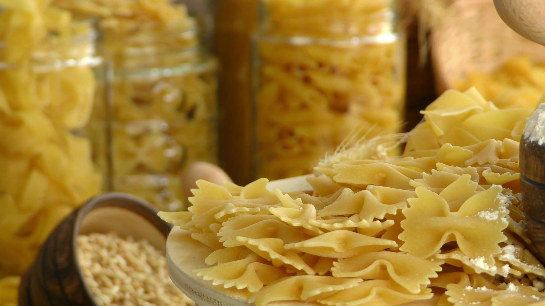 italiaanse macaroni pasta ongekookt foto