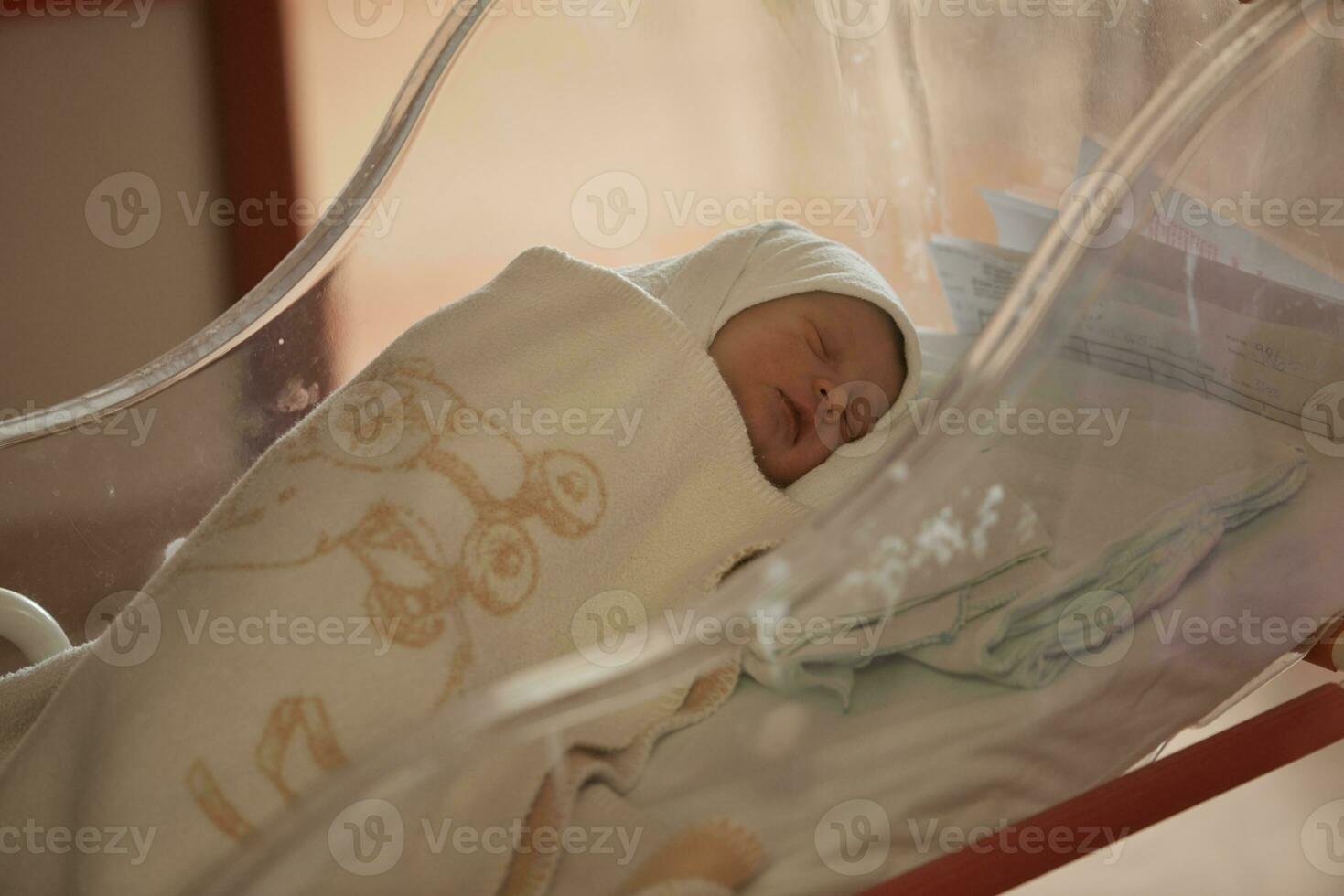 pasgeboren baby slapen in bed Bij ziekenhuis foto