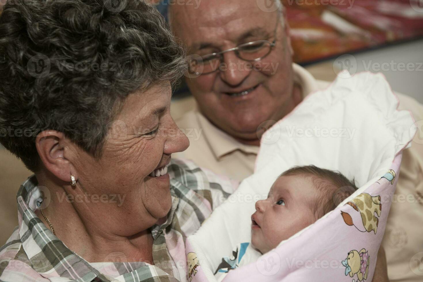 familie portret met grootouders ouders en baby foto