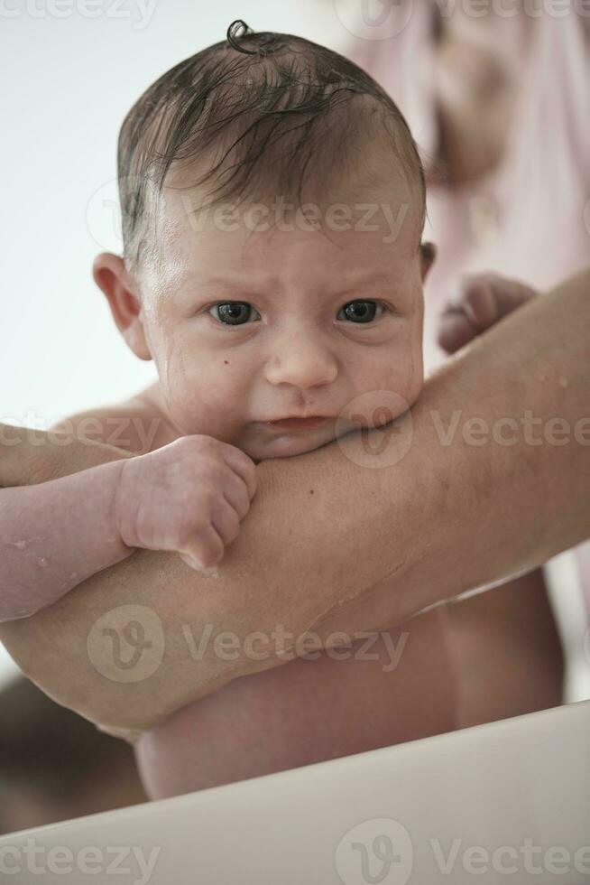 pasgeboren baby meisje nemen een bad foto