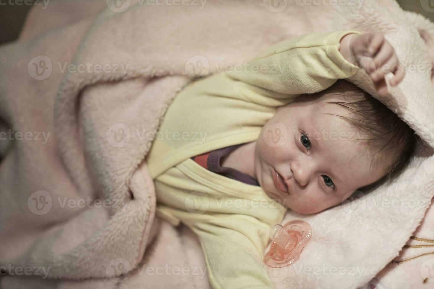 schattig weinig pasgeboren baby grijnzend foto