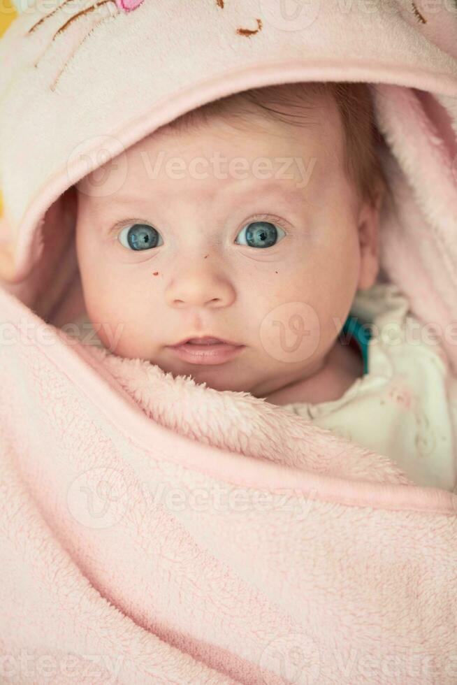 gelukkig pasgeboren weinig baby grijnzend foto