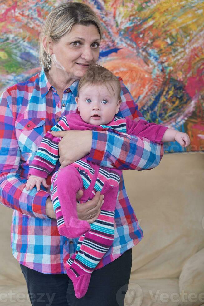 grootmoeder Holding pasgeboren baby Bij huis foto