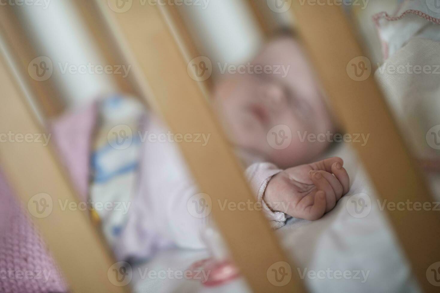 pasgeboren baby slapen Bij huis in bed foto