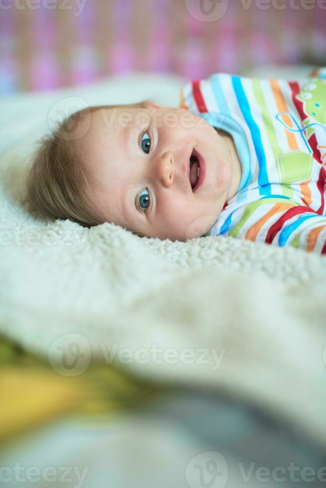 schattig weinig pasgeboren baby grijnzend foto