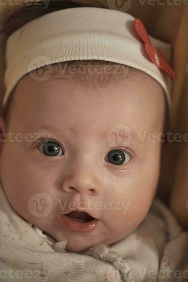 portret van gelukkig pasgeboren weinig baby grijnzend foto
