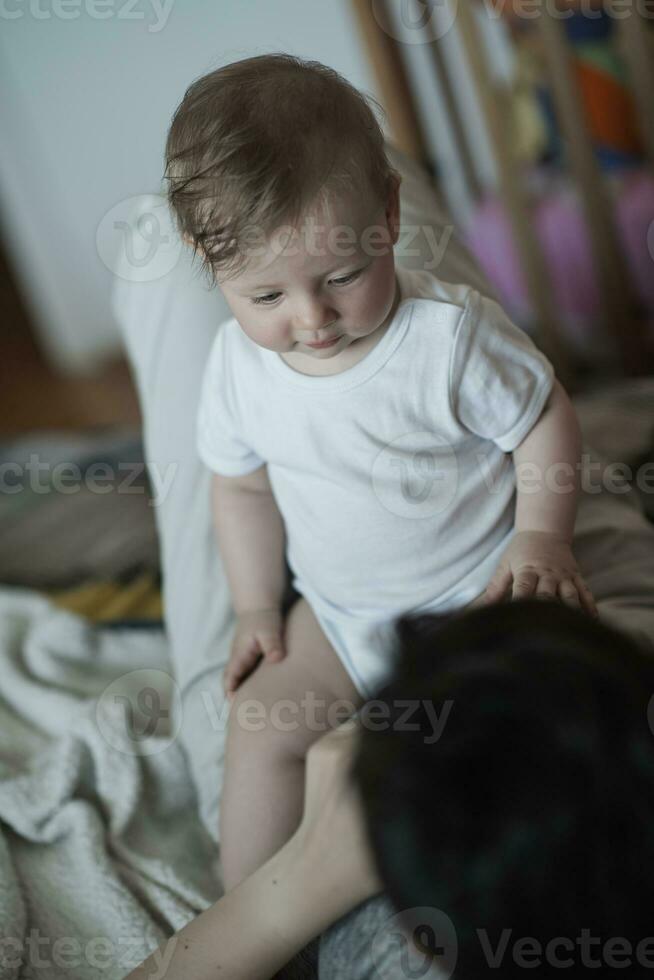 moeder is spelen met baby Bij huis foto