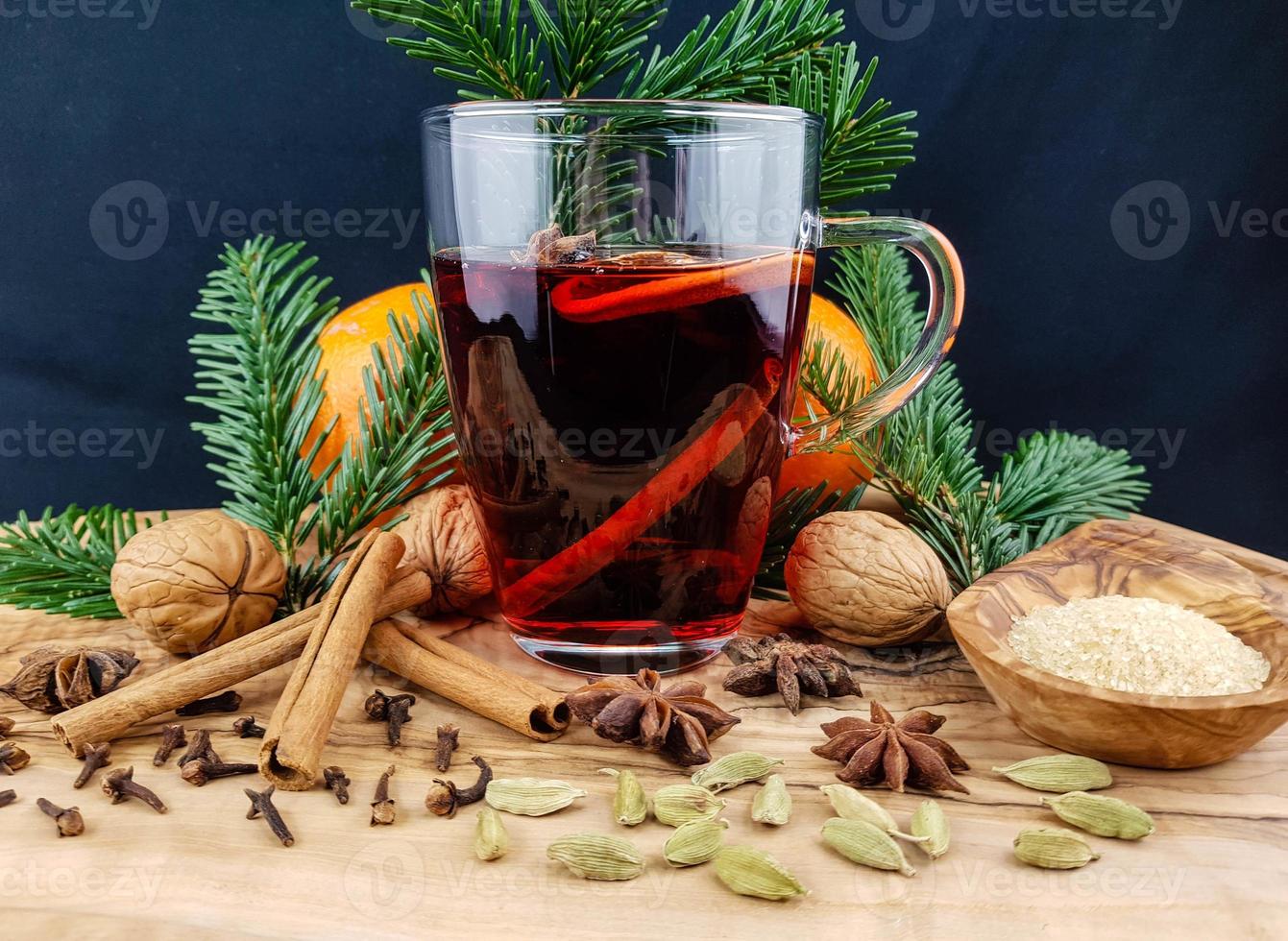 glühwein en kerstkruiden op olijfhout foto