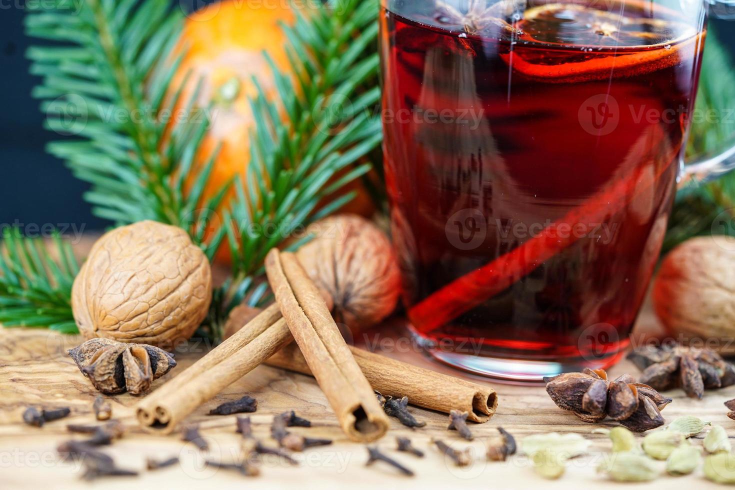 glühwein en kerstkruiden op olijfhout foto