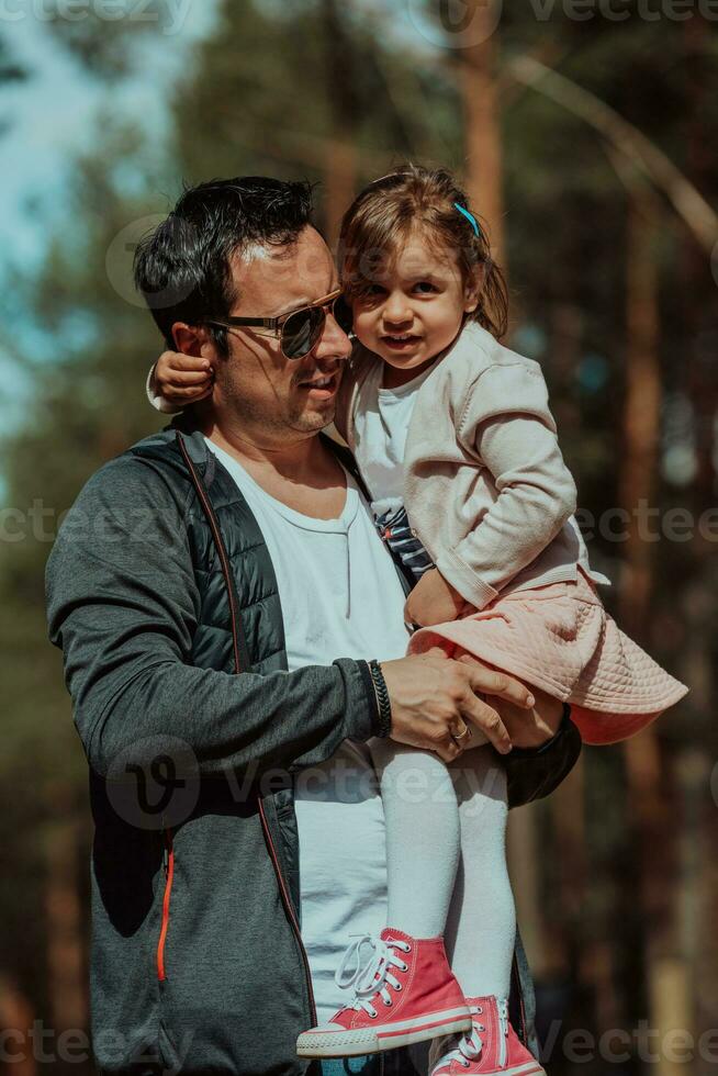 familie tijd in de park. vader hebben pret met zijn dochter in de park, spelen pret spellen en uitgeven tijd samen foto