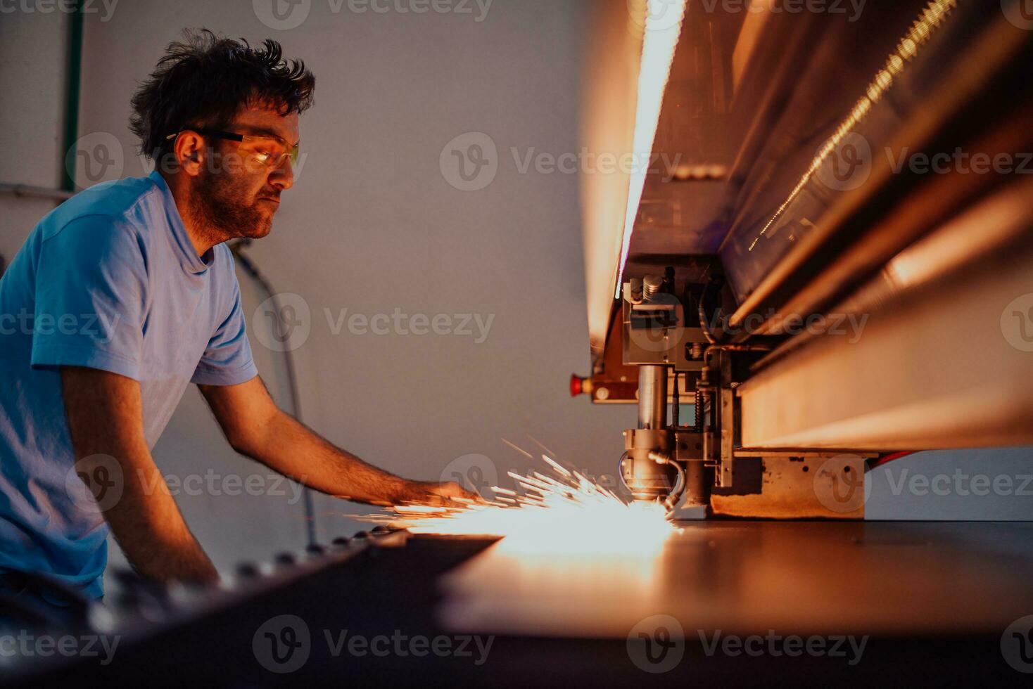 binnen zwaar industrie. een Mens werken in een modern fabriek Aan een cnc machine. selectief focus foto