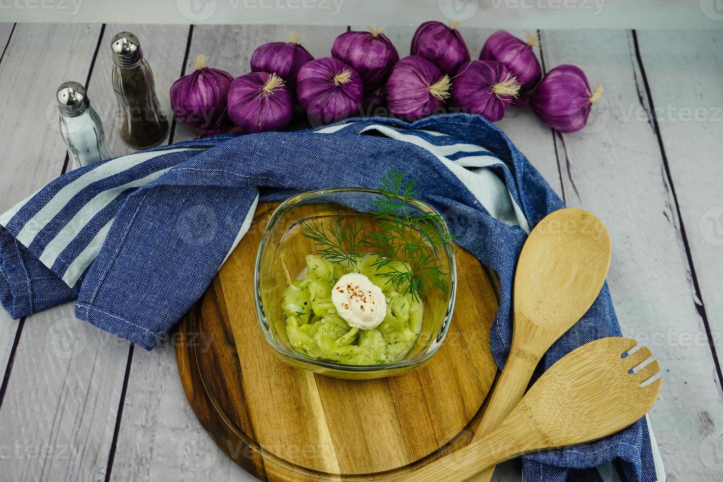 komkommersalade met kruiden en specerijen foto