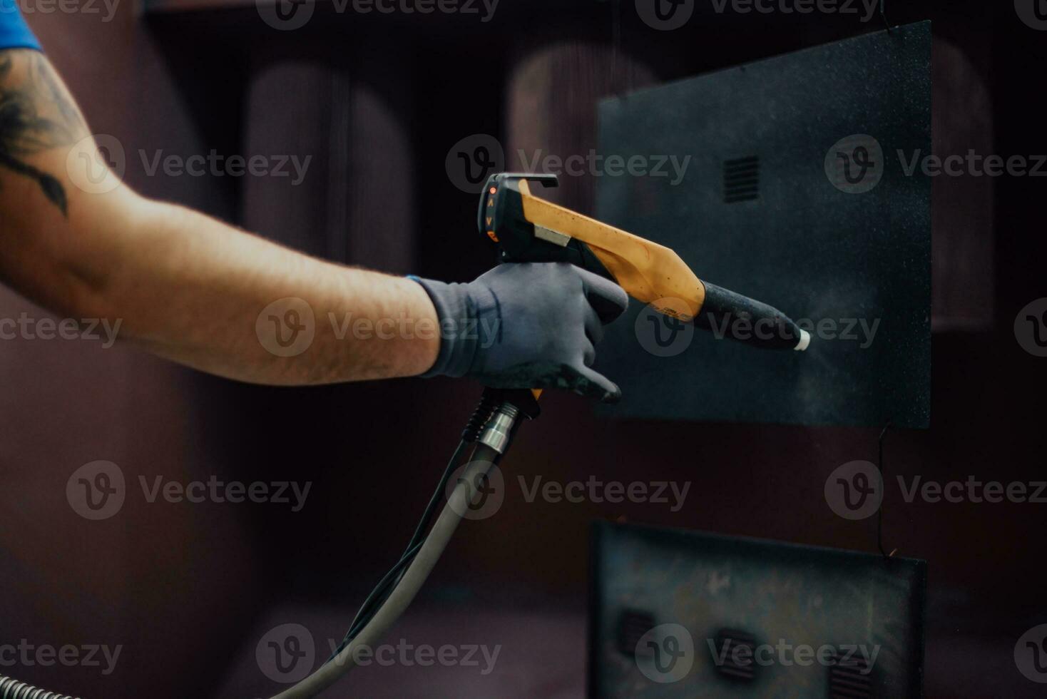 de schilder schildert het ijzeren element. industriële verf onderdelen. metalen ontwerpen foto