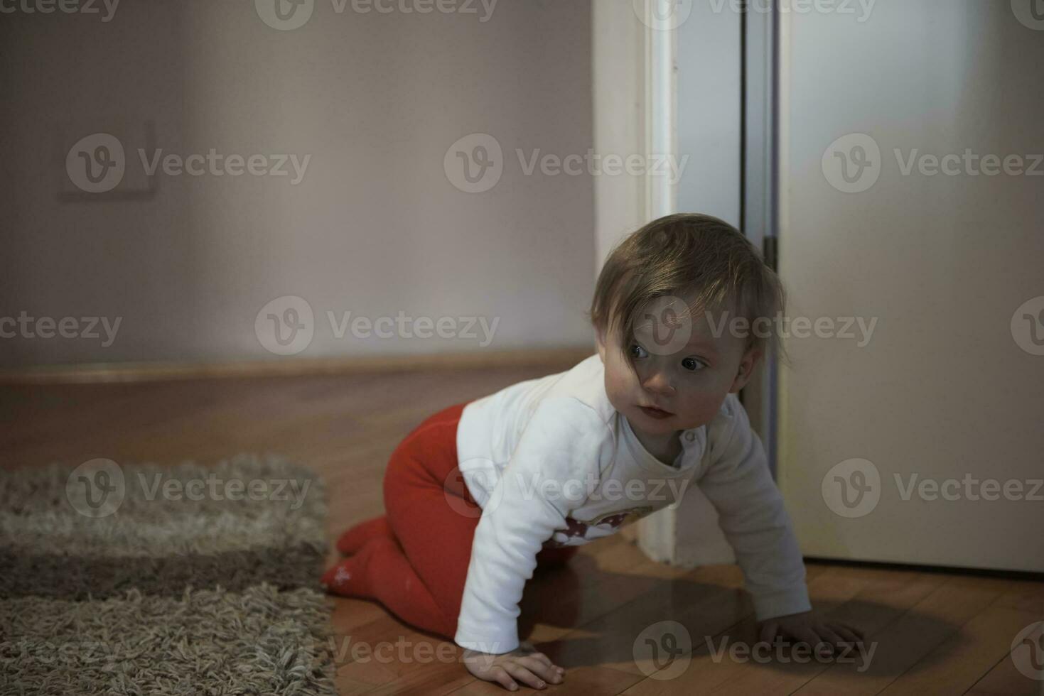 schattig weinig een jaar oud baby en maken eerste stappen foto