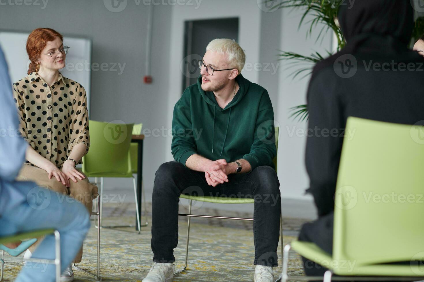 een jong zakenman Met passie sharing zijn bedrijf ideeën met zijn collega's, koesteren een atmosfeer van samenwerking en innovatie in een dynamisch en innemend werkplaats foto