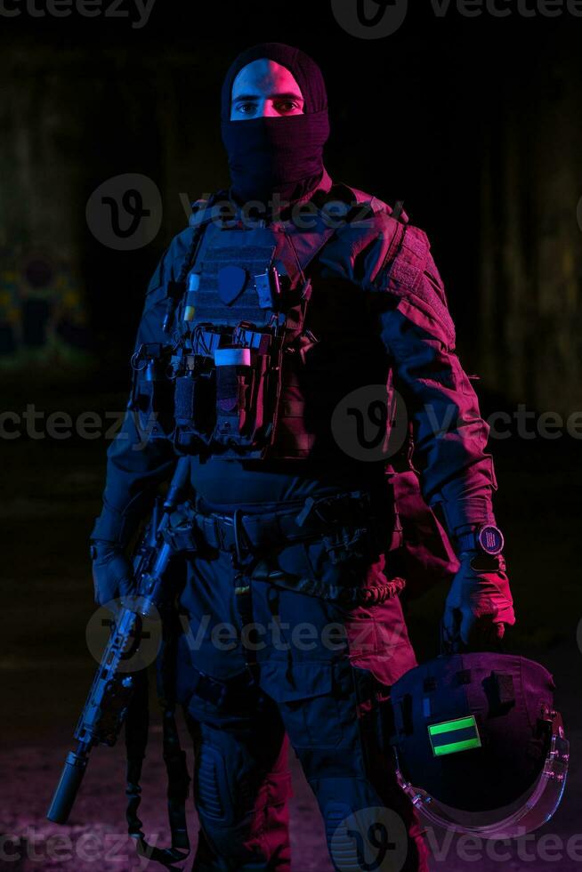 leger soldaat in gevecht uniformen met een aanval geweer- en gevecht helm nacht missie donker achtergrond. blauw en Purper gel licht effect. foto