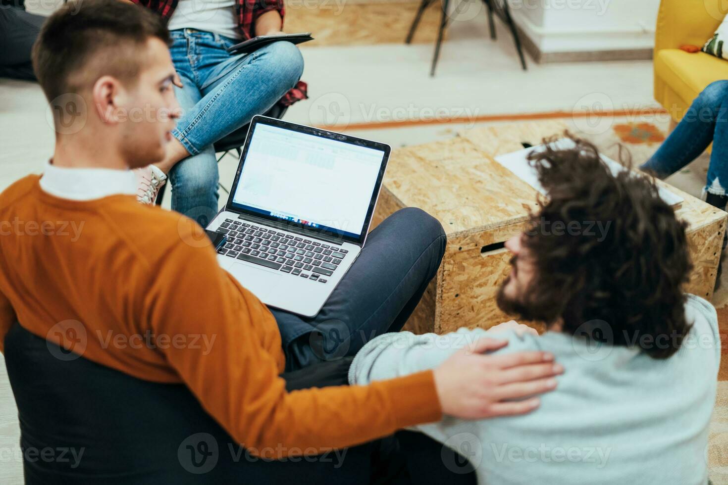 twee mannen hebben pret Aan een breken van werk in een modern kantoor foto