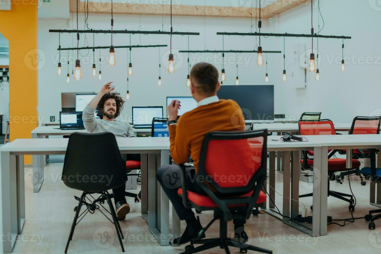 twee mannen hebben pret Aan een breken van werk in een modern kantoor foto