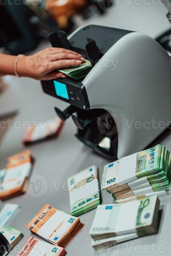 bank medewerkers gebruik makend van geld tellen machine terwijl sorteren en tellen papier bankbiljetten binnen bank kluis. groot bedragen van geld in de bank foto