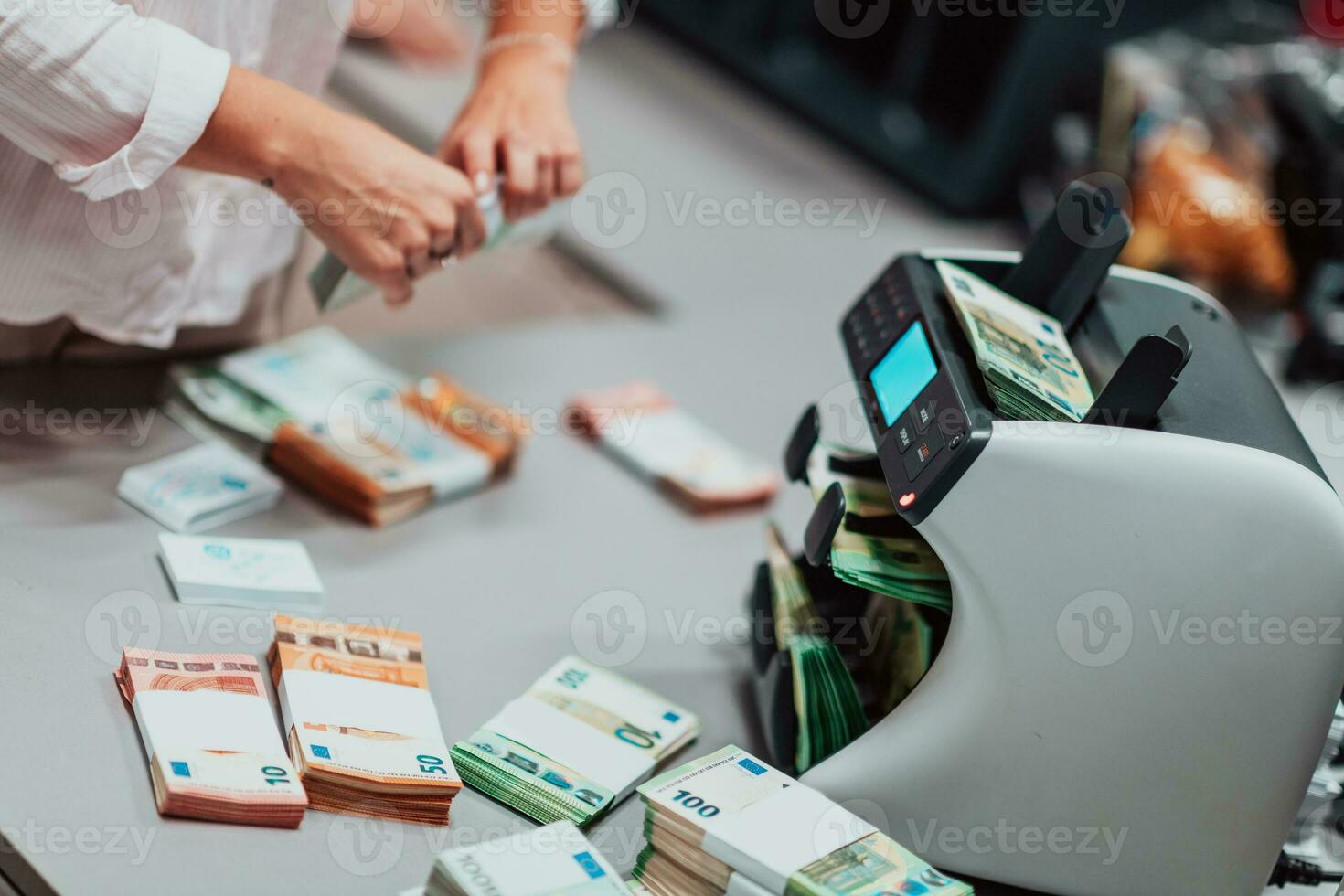 bank medewerkers gebruik makend van geld tellen machine terwijl sorteren en tellen papier bankbiljetten binnen bank kluis. groot bedragen van geld in de bank foto