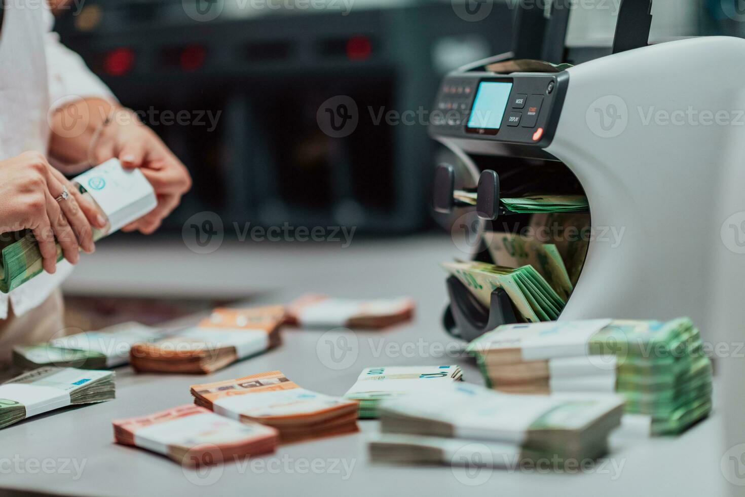 bank medewerkers gebruik makend van geld tellen machine terwijl sorteren en tellen papier bankbiljetten binnen bank kluis. groot bedragen van geld in de bank foto