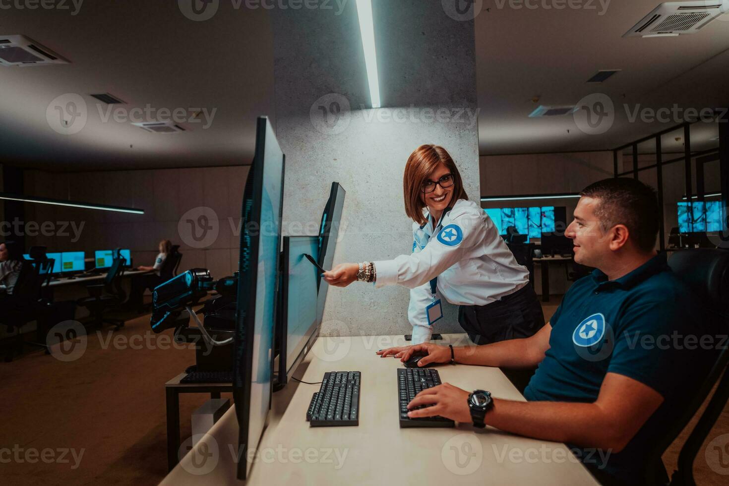 groep van veiligheid gegevens centrum operators werken in een cctv toezicht houden kamer op zoek Aan meerdere monitoren officieren toezicht houden meerdere schermen voor verdacht activiteiten team werken Aan de systeem controle foto