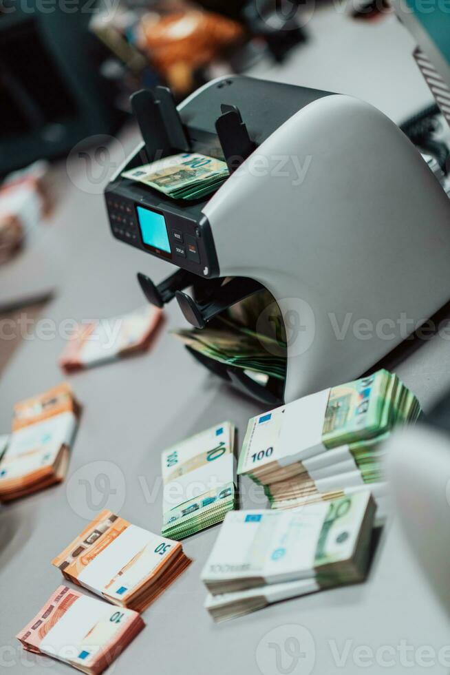 gesorteerd bankbiljetten geplaatst Aan de tafel na het is geteld Aan de elektronisch geld tellen machine foto