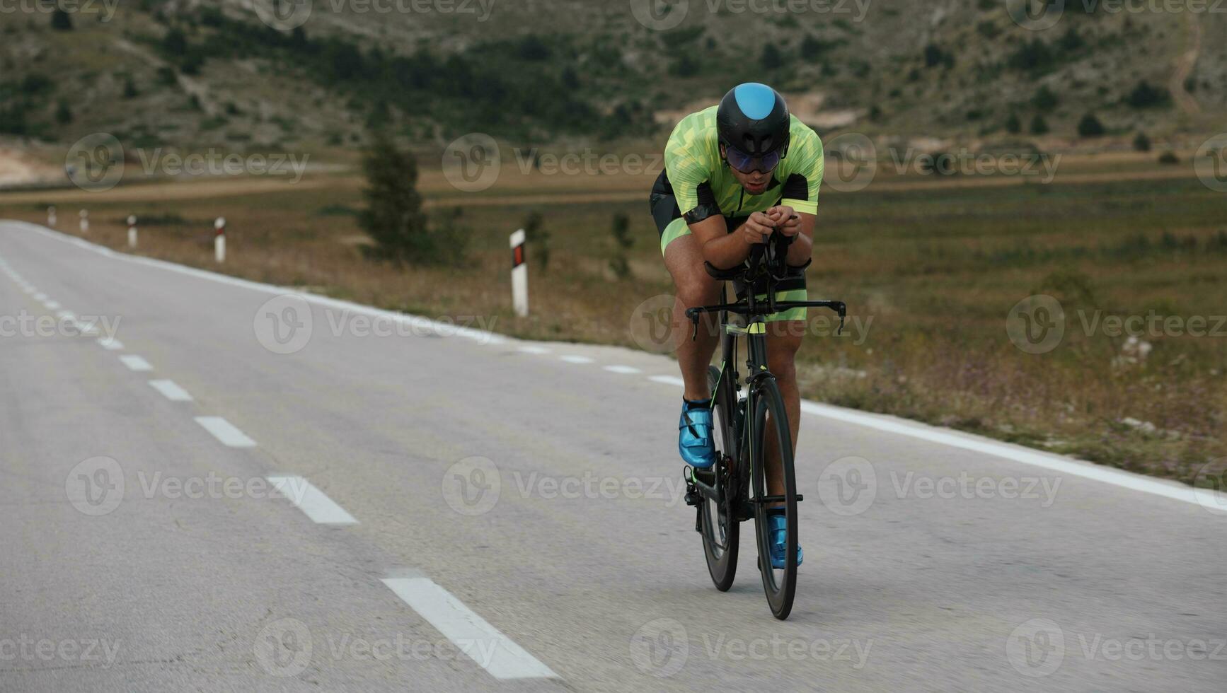 triatlon atleet op de fiets foto