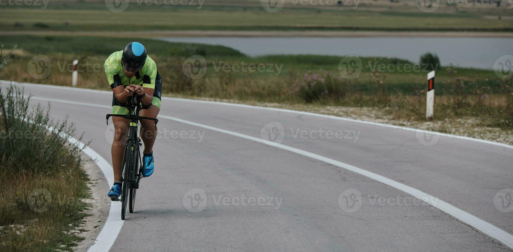 triatlon atleet op de fiets foto