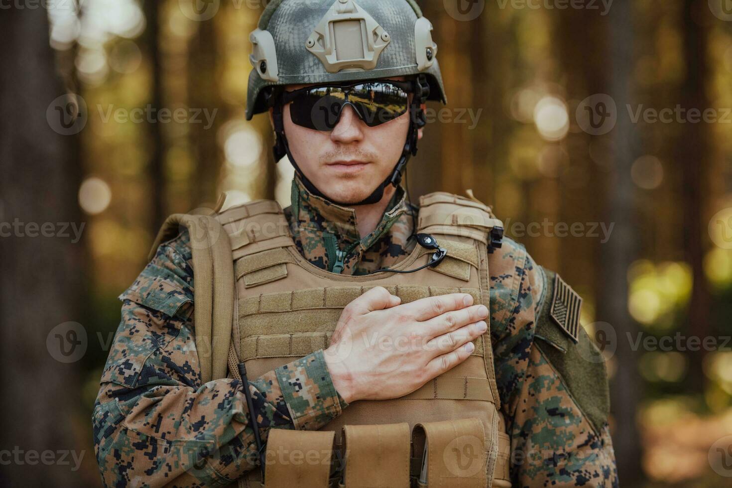 leger soldaat zweer met hand- Aan hart foto