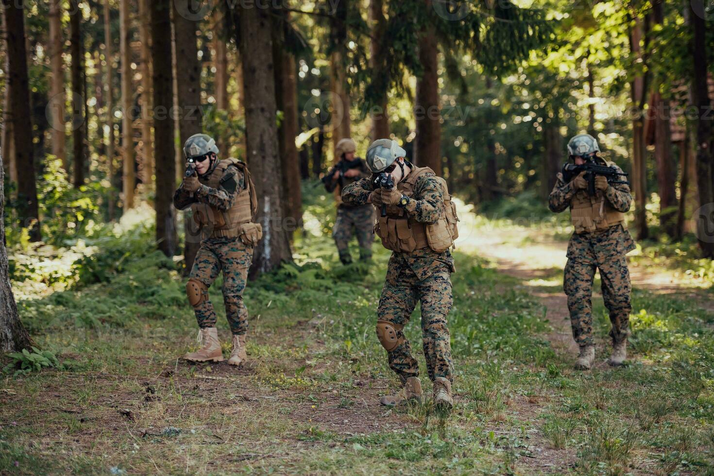 een groep van modern oorlogvoering soldaten is vechten een oorlog in gevaarlijk afgelegen Woud gebieden. een groep van soldaten is vechten Aan de vijand lijn met modern wapens. de concept van oorlogvoering en leger conflicten foto