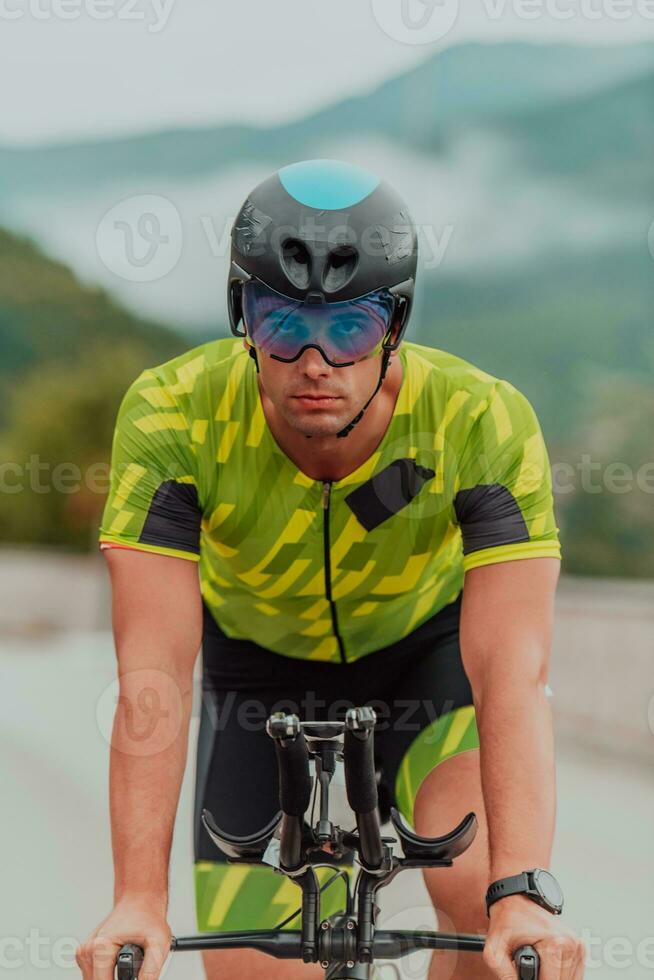 vol lengte portret van een actief triatleet in sportkleding en met een beschermend helm rijden een fiets. selectief focus foto