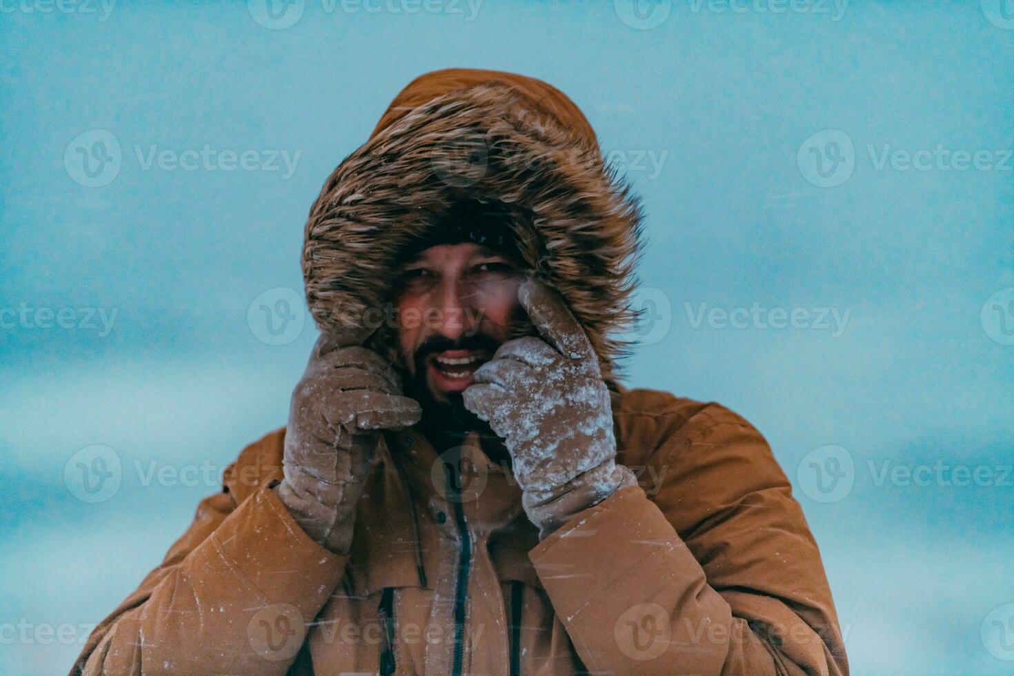 hoofdschot foto van een Mens in een verkoudheid besneeuwd Oppervlakte vervelend een dik bruin winter jasje en handschoenen. leven in verkoudheid Regio's van de land.