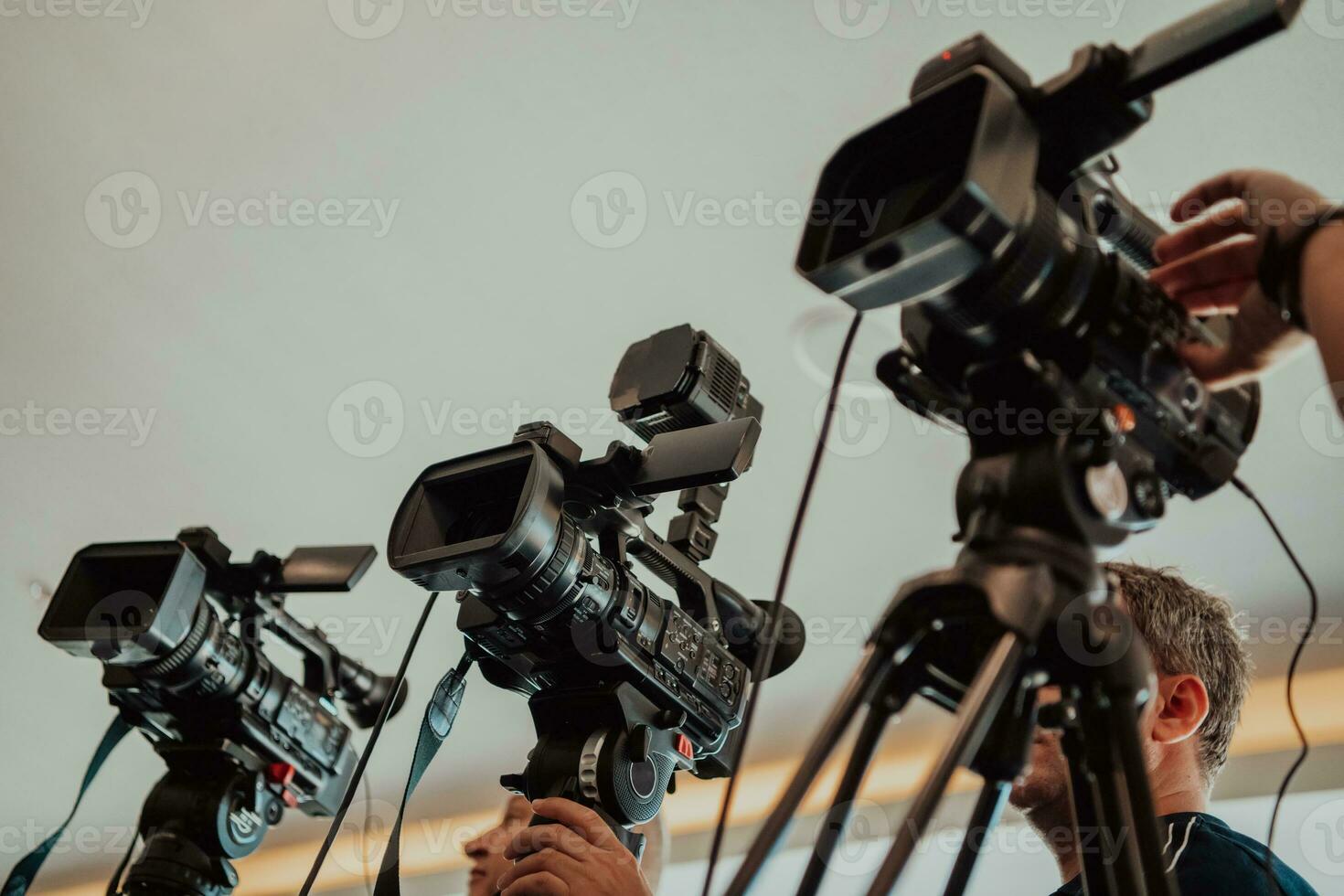 professioneel video productie camera opname leven evenement Aan fase. televisie sociaal media omroep congres conferentie. foto