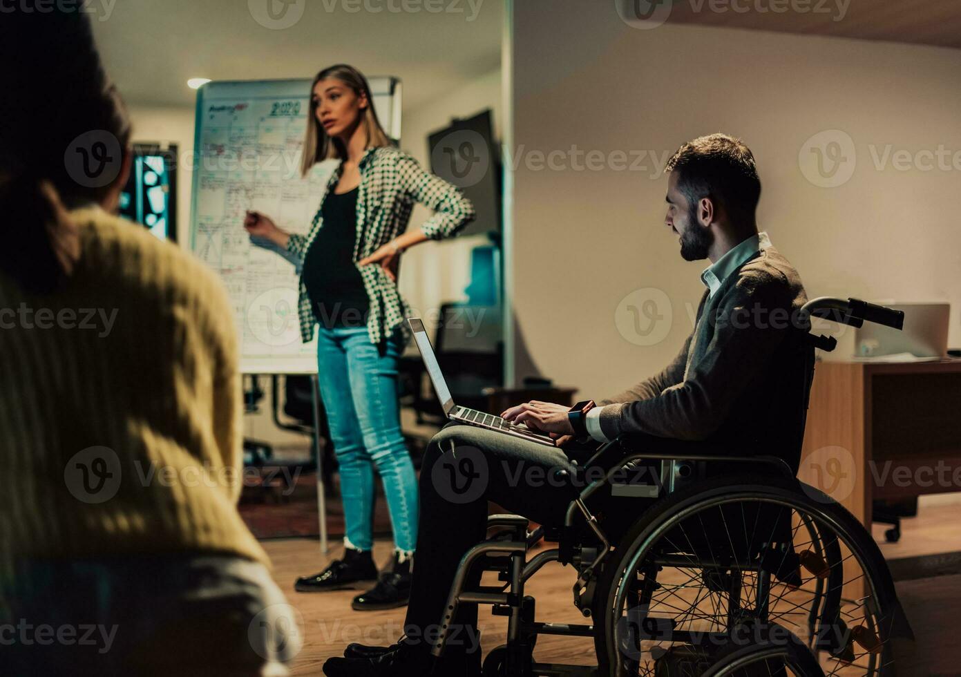 een zwanger zakenvrouw Leidt een creatief vergadering van een verschillend bedrijf team in een modern coworking foto