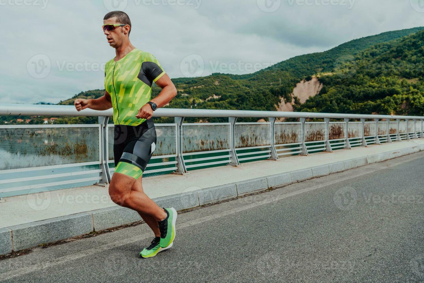 een atleet rennen een marathon en voorbereidingen treffen voor zijn wedstrijd. foto van een marathon loper rennen in een stedelijk milieu
