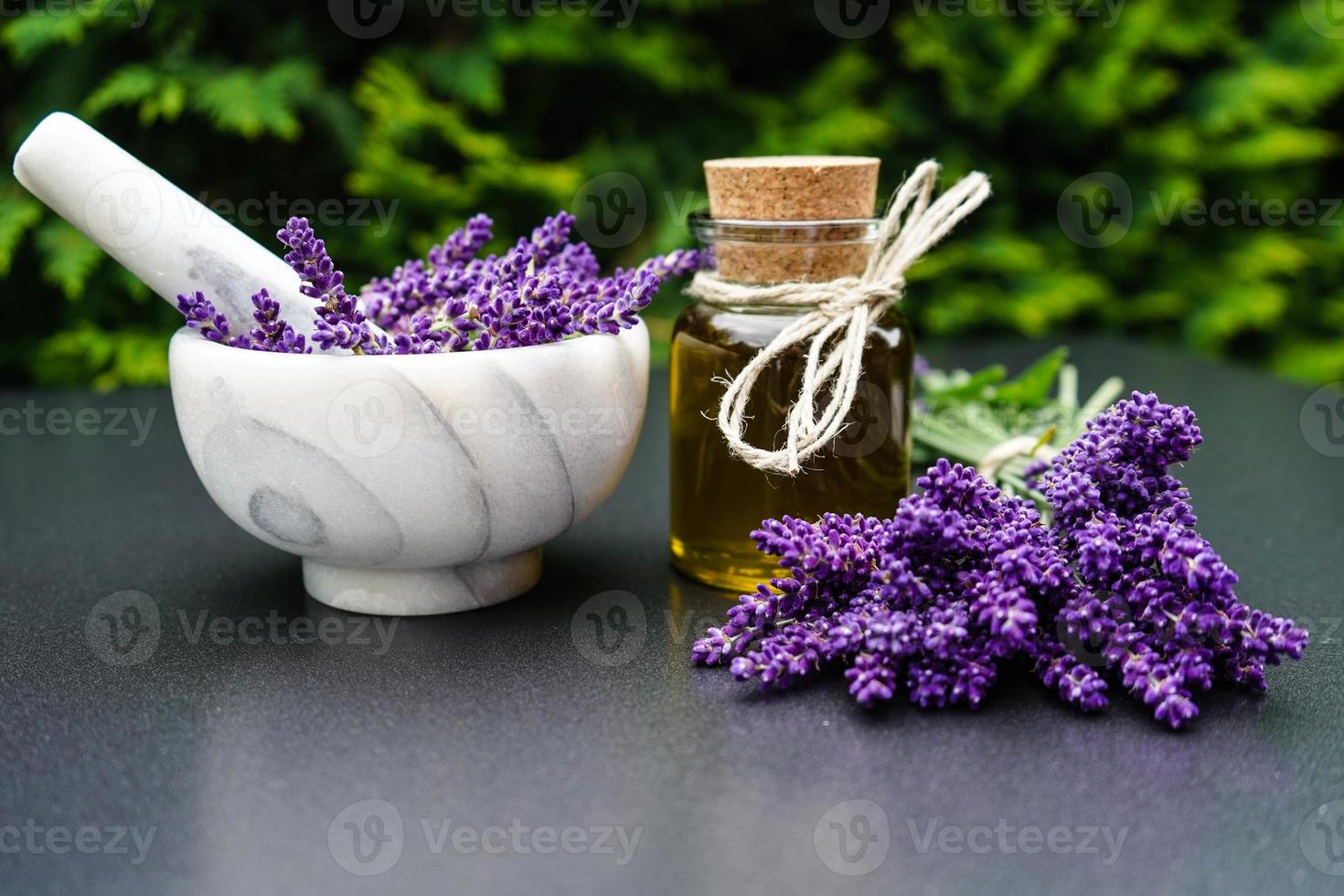 alternatieve geneeswijzen met verse lavendel foto