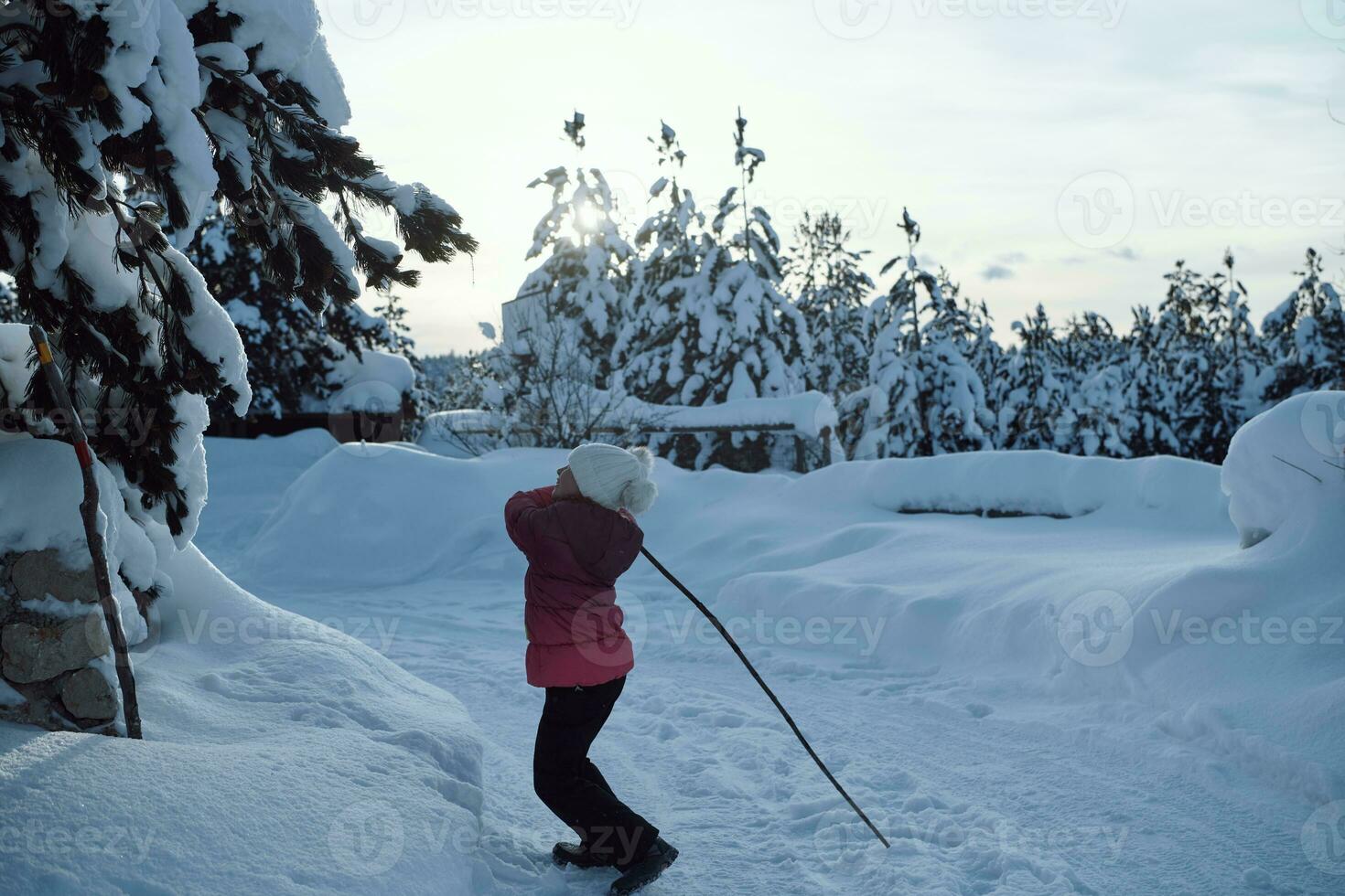 meisje het werpen vers sneeuw Bij mooi zonnig winter dag foto