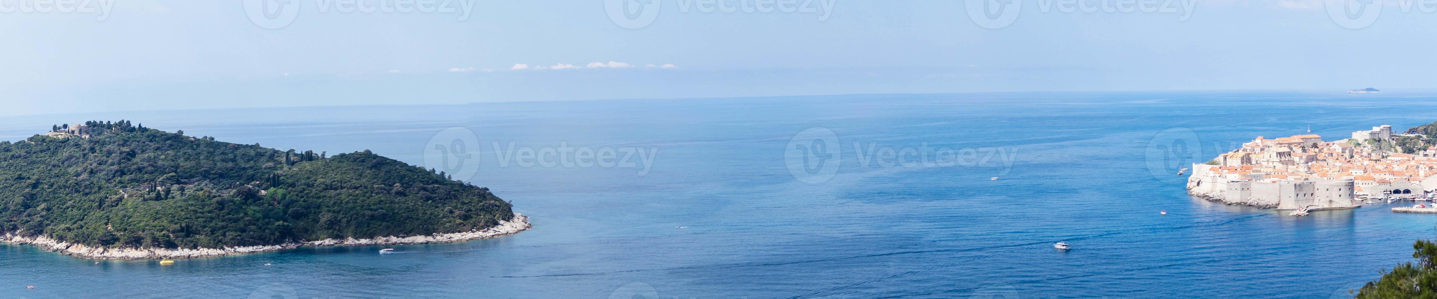 uitzicht vanaf de berg sdr op otok lokrum, eiland in de buurt van dubrovnik, kroatië foto