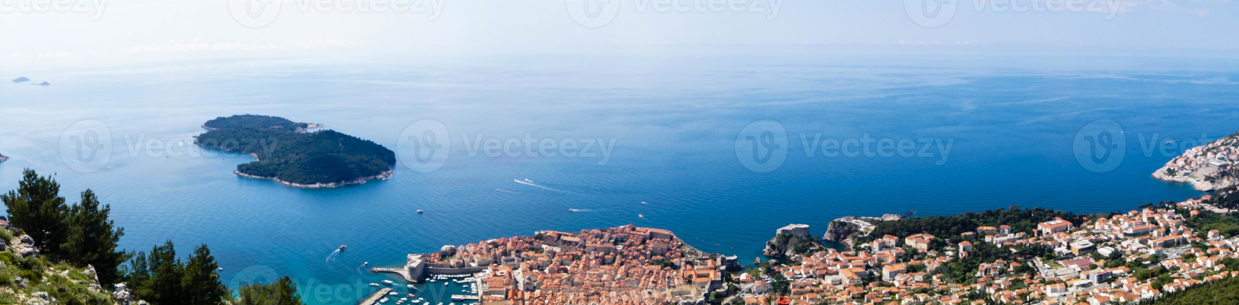 uitzicht vanaf de berg sdr op otok lokrum, eiland in de buurt van dubrovnik, kroatië foto