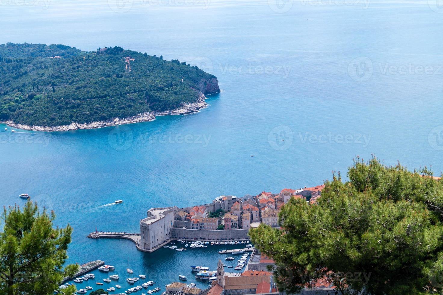 uitzicht vanaf de berg sdr op otok lokrum, eiland in de buurt van dubrovnik, kroatië foto