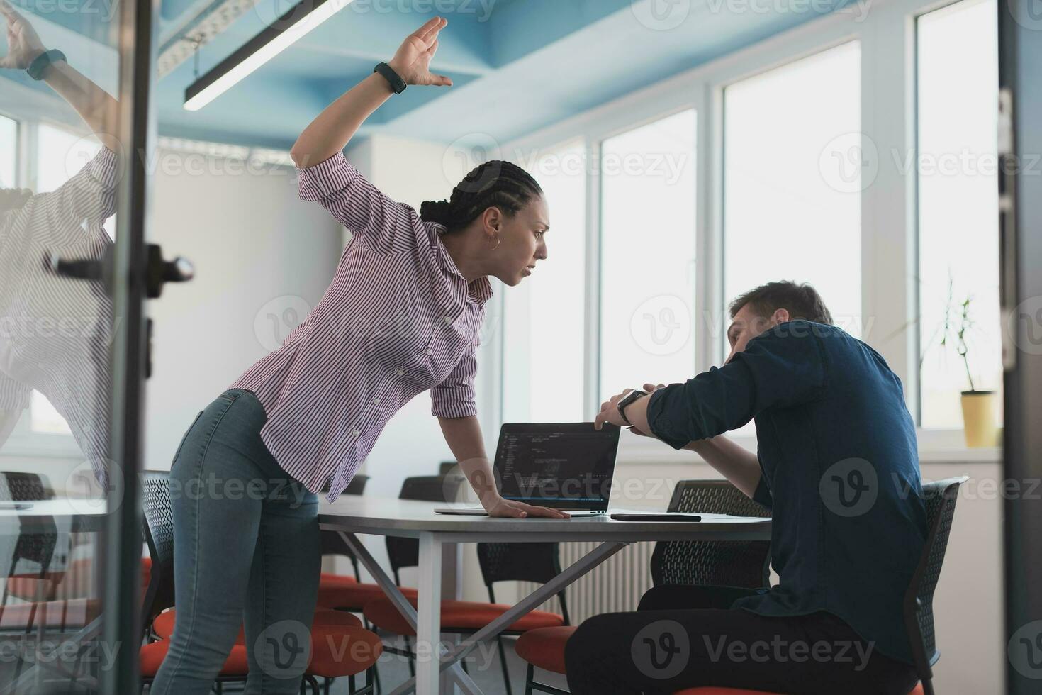 emotioneel paar van jong collega's ruzie maken in modern kantoor. Afro-Amerikaans bedrijf vrouw geschreeuw Bij haar verdrietig Mens assistent, kopiëren ruimte, kant visie foto