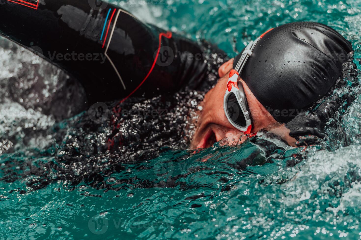 een triatleet in een professioneel zwemmen pak treinen Aan de rivier- terwijl voorbereidingen treffen voor olympisch zwemmen foto