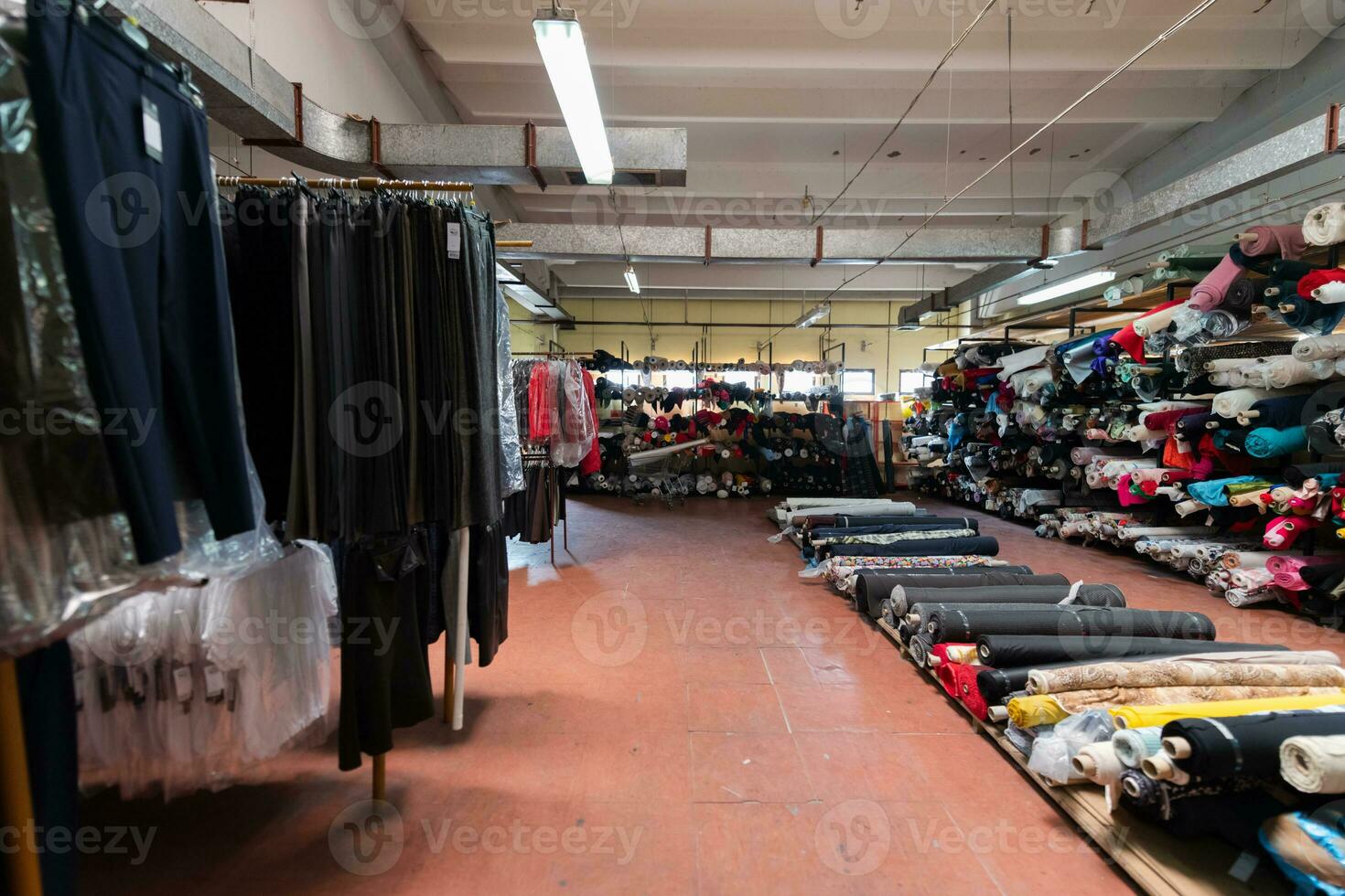 interieur van een industrieel magazijn met kleding stof broodjes monsters. klein bedrijf textiel kleurrijk magazijn. foto