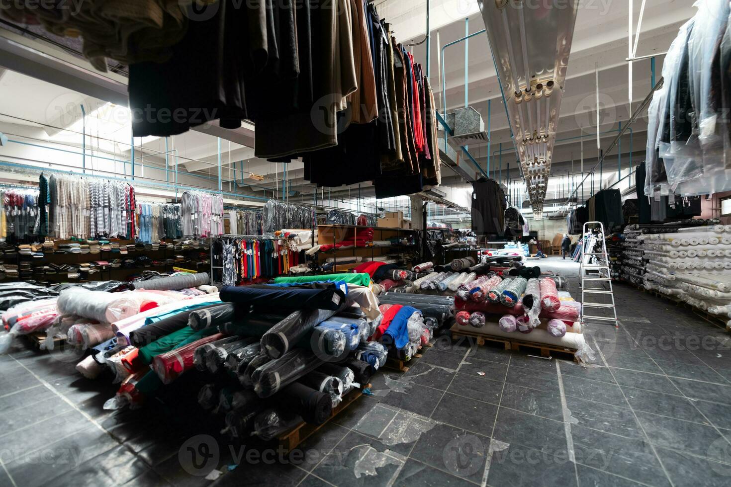 interieur van een industrieel magazijn met kleding stof broodjes monsters. klein bedrijf textiel kleurrijk magazijn. foto