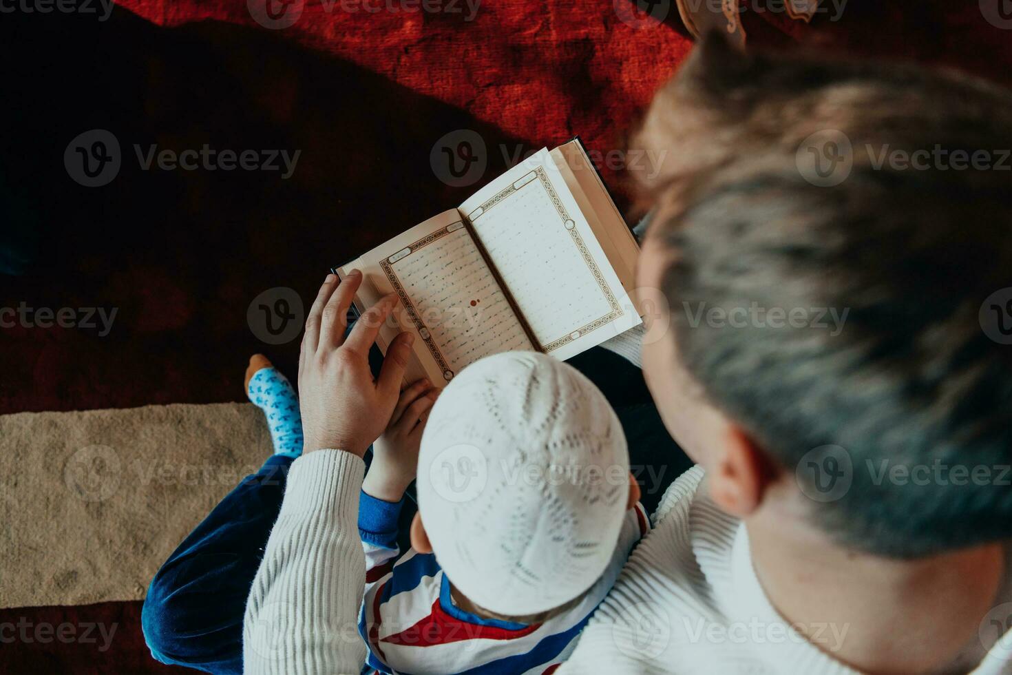 moslim gebed vader en zoon in moskee bidden en lezing hulst boek koran samen Islamitisch onderwijs concept foto