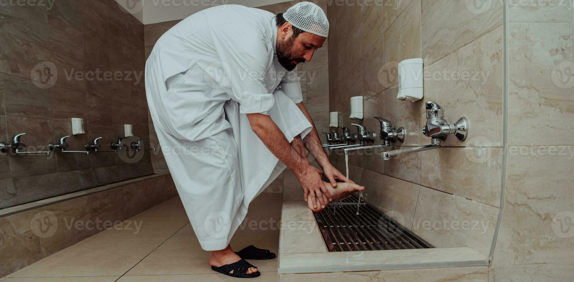 een moslim het uitvoeren van wassing. ritueel religieus reiniging van moslims voordat het uitvoeren van gebed. de werkwijze van reiniging de lichaam voordat gebed foto