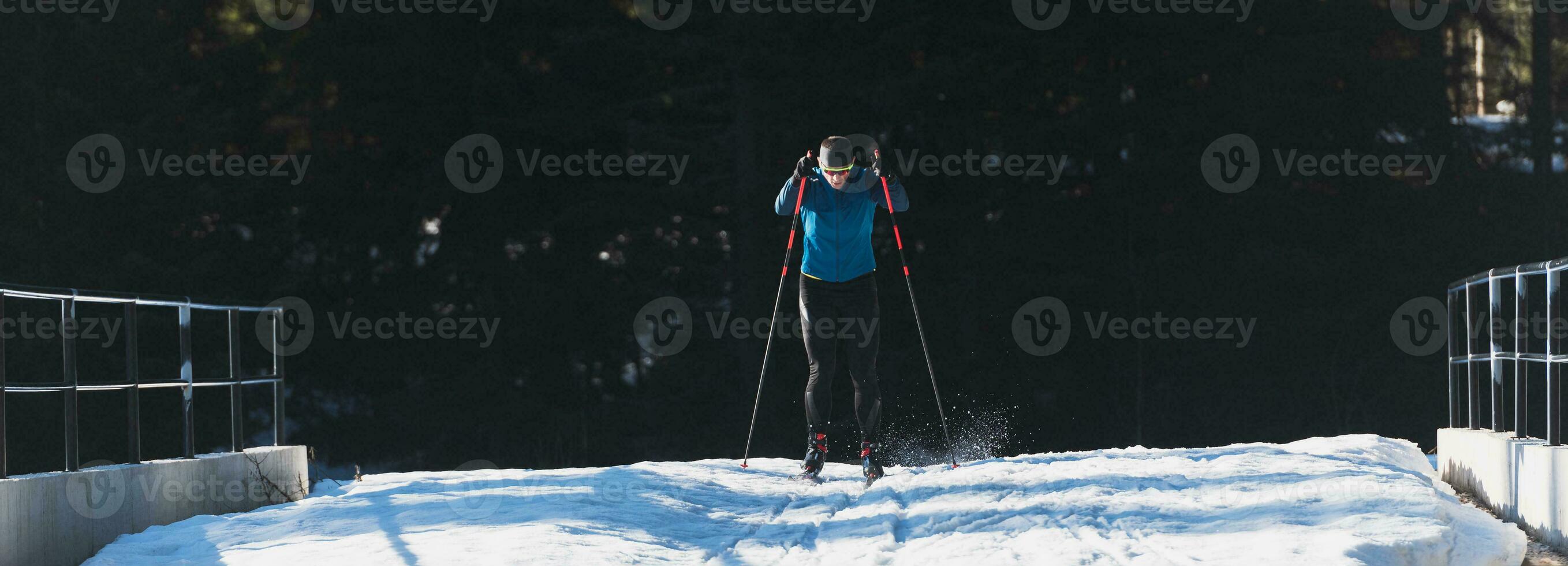 nordic skiën of cross-country skiën klassiek techniek geoefend door Mens in een mooi panoramisch spoor Bij ochtend. foto