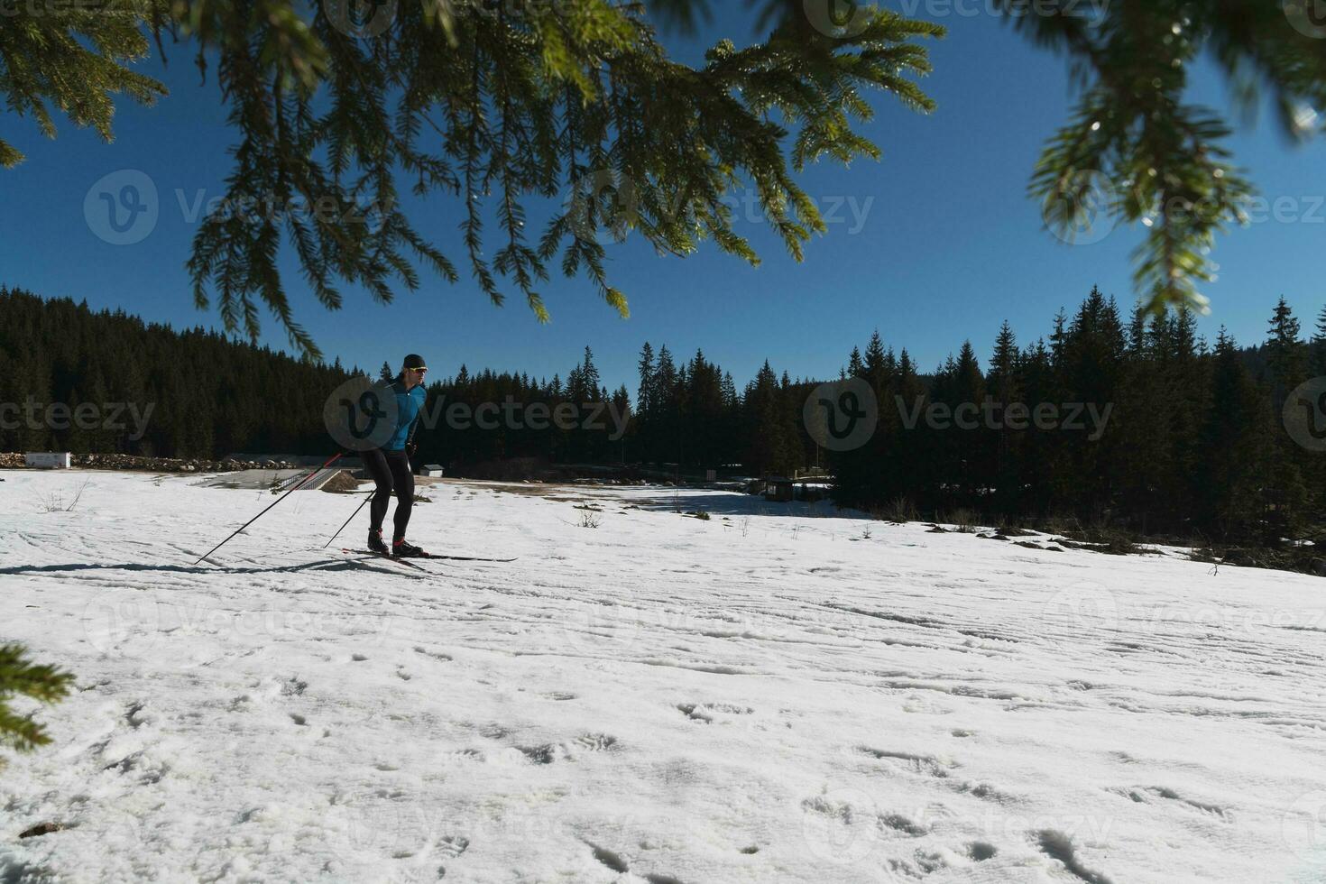 nordic skiën of cross-country skiën klassiek techniek geoefend door Mens in een mooi panoramisch spoor Bij ochtend. foto